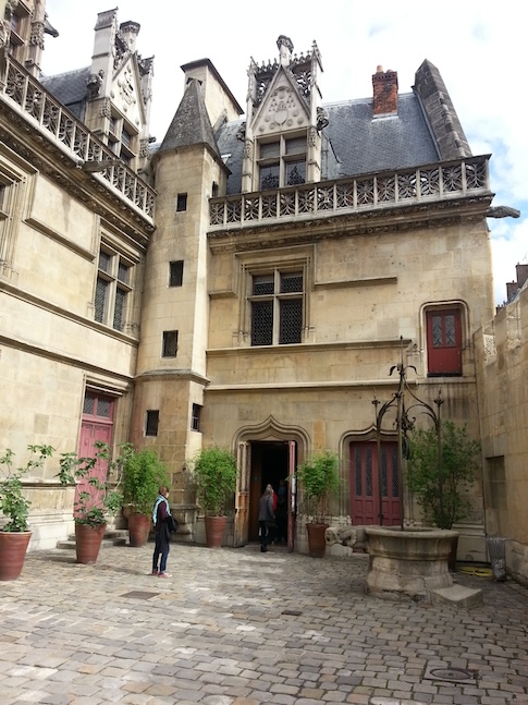 Entering the Cluny museum (Musée National du Moyen Age)