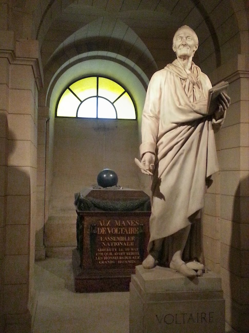 Voltaire’s cask and statue im the crypt of the Panthéon