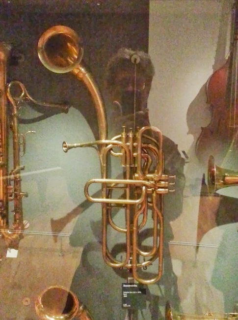 Instrument E.1683 by Adolphe Sax among the instruments et oeuvres d’art at the Musée de la Musique