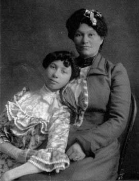 Barbara Naumoff-Smith-Bowen-Rohde, on the right, sitting, with her daughter Ann Smith