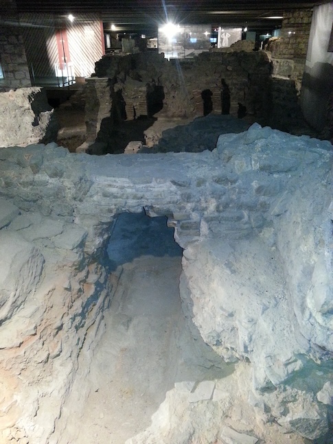 Ruins of a Roman bath (the furnace in the foreground) under the plaza before Notre Dame