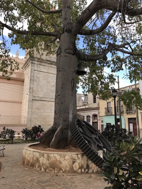 Cog and bell at Calle Medio and Calle 282