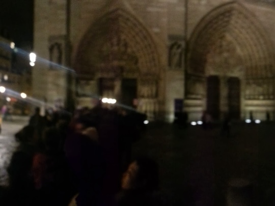 People waiting in the cold wind and dark to enter Notre Dame for a concert: LE LIVRE DE NOTRE-DAME CREATION MONDIALE